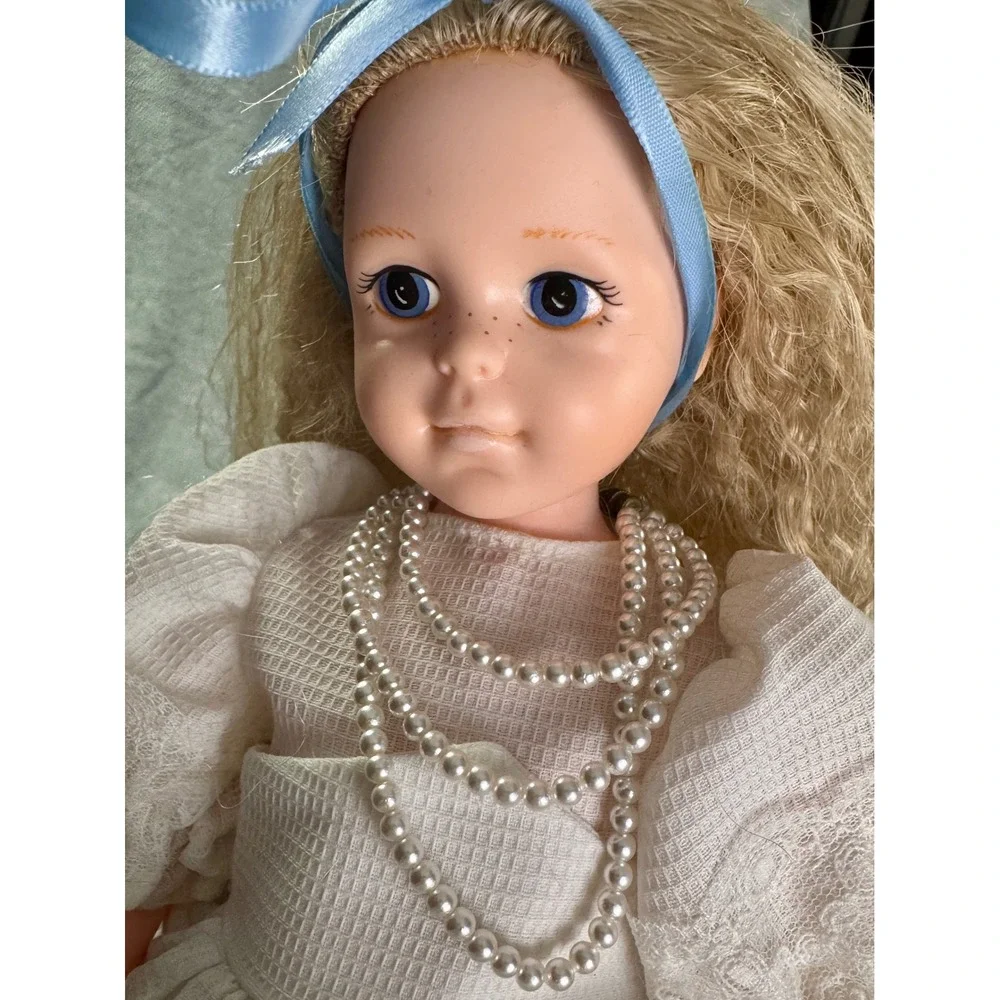 Robin Woods 1988 Alice Through the Looking‎ Glass Doll Favorite Friends Fantasy